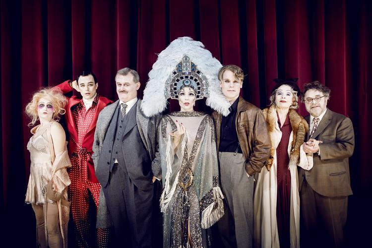 Cabaret. Her ses de vigtigste skuespillere i forestillingen. Fra venstre: Patricia Schumann, Peter Christoffersen, Jesper Hyldegaard, Cecilie Stenspil, Thue Ersted, Hanne Uldal og Lars Knutzon. 