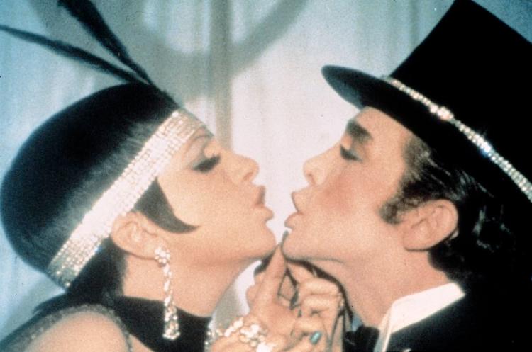 Stjerne. Store øjne, vital og skrøbelig og sindssygt bedårende. Liza Minnelli som Sally over for Joel Grey som en mesterlig konferencier i filmen 'Cabaret' fra 1972. 