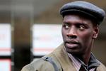 Stjernefrø. Den karismatiske charmetrold fra 'De Urørlige', Omar Sy, spiller her en lignende rolle som en illegal indvandrer, Samba Cissé fra Senegal. 