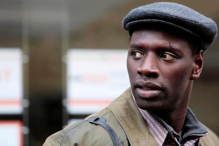 Stjernefrø. Den karismatiske charmetrold fra 'De Urørlige', Omar Sy, spiller her en lignende rolle som en illegal indvandrer, Samba Cissé fra Senegal. 