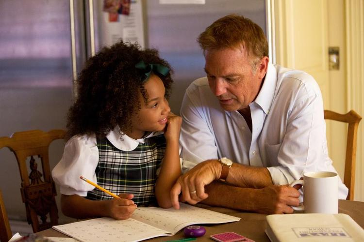 morfar. Kevin Costner spiller den rige advokatmorfar, der bliver alene med forældremyndigheden over sin 8-9-årige mulat-datterdatter. 