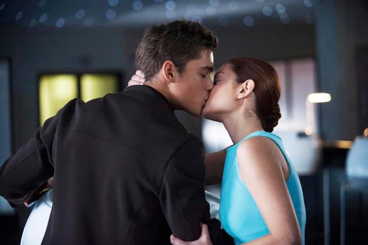 Farver. Kun den pæne Jonas (Brenton Thwaites) ser farver og kan føle kærlighed. 