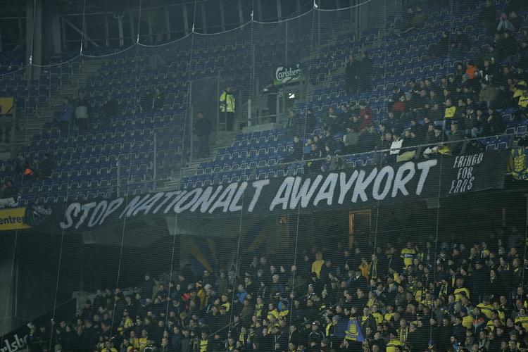 PROTESTER. De danske fodboldtilhængere har i alle forårets Superligarunder protesteret mod, at  klubberne har indført obligatorisk registrering fra næste sæson via et såkaldt Udebanekort, hvis man vil følge sit hold på udebaneafsnittet. Flere fanklubber vil nu boykotte udebanekampe. 
