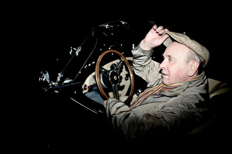 Ørkensøn og bilelsker. Skuespiller Asger Reher ejer to biler – en veteranbil og en Porsche Cayenne. Han tilbringer meget tid i dem, når rejser rundt i landet for at optræde. 