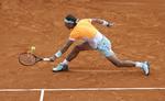 SEJ. Gruskongen Rafael Nadal var flere gange i problemer mod servekongen John Isner, men spanieren kom alligevel videre. 
