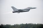 Krigsomkostninger. De danske kampflys mission i krigen mod Islamisk Stat bliver dyrere end ventet. Her er det de danske F-16 fly, da de forlod Flyvestation Skrydstrup. 