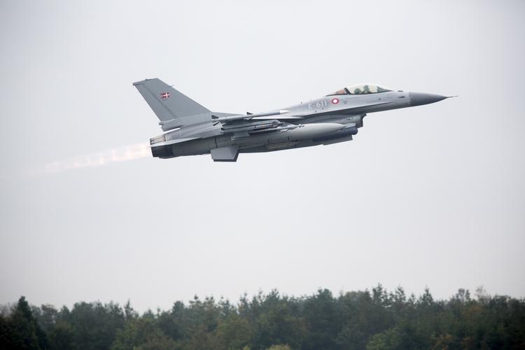 Krigsomkostninger. De danske kampflys mission i krigen mod Islamisk Stat bliver dyrere end ventet. Her er det de danske F-16 fly, da de forlod Flyvestation Skrydstrup. 
