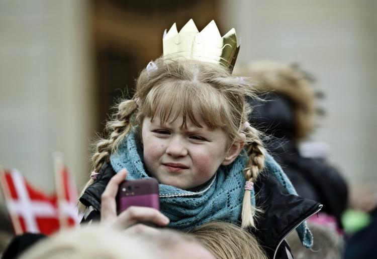 Hyldest: Unge og gamle var samlet foran Amalienborg for at fejre majestæten. 
