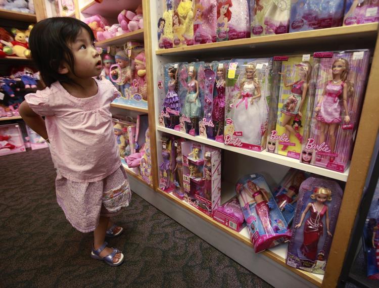 Mattel. Barbie bliver lavet af Mattel, men den 56-årige figur er kommet i en midtvejskrise, og salget falder. 