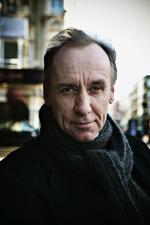 Bestseller. Håkan Nesser, der er født på en gård i Sverige i 1950, bor i dag i England. Nu har han skrevet en ny bog med en medforfatter, Paula Polanski, der tilsyneladende er et pseudonym for en tysk forfatter.
