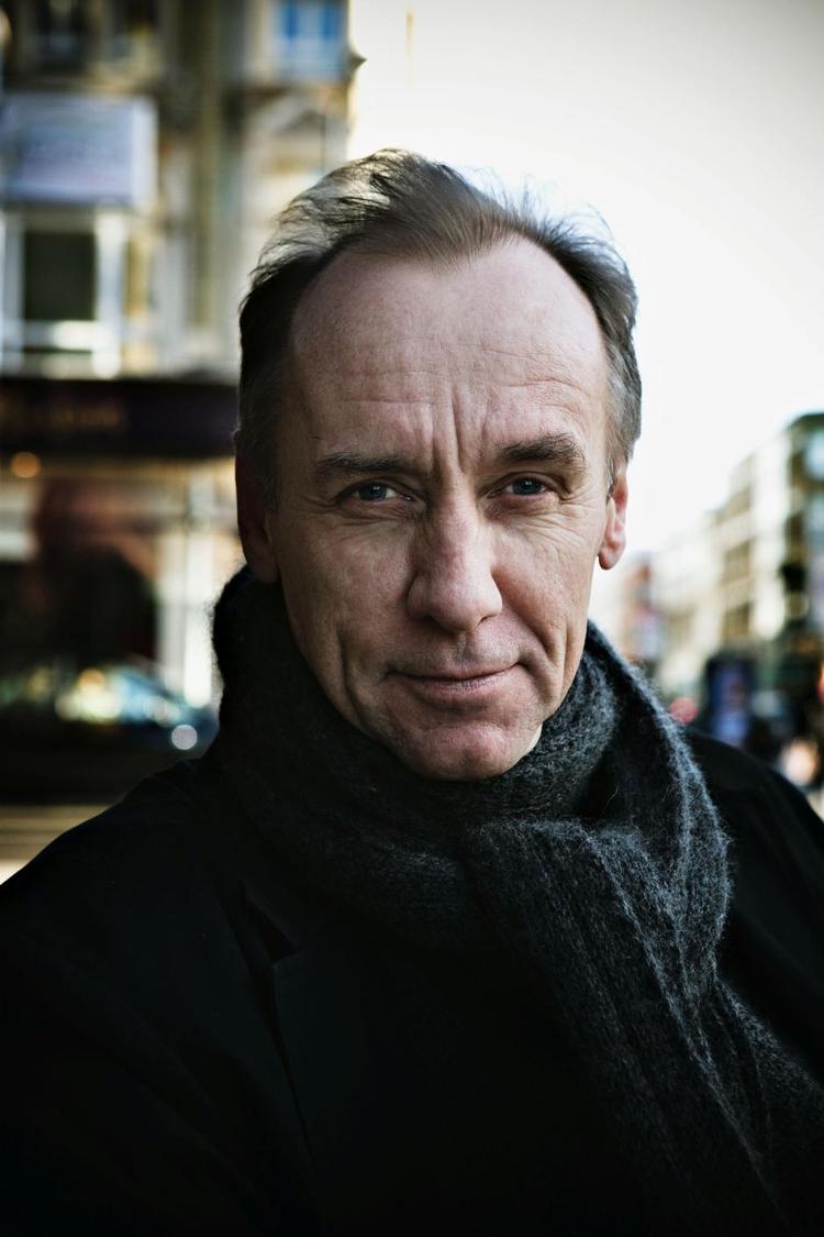 Bestseller. Håkan Nesser, der er født på en gård i Sverige i 1950, bor i dag i England. Nu har han skrevet en ny bog med en medforfatter, Paula Polanski, der tilsyneladende er et pseudonym for en tysk forfatter.