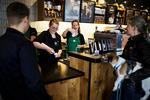 Kedelig. Maden er egentlig okay på Starbucks på Rådhuspladsen. Men kaffen er ikke noget at skrive hjem om. 