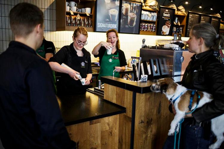 Kedelig. Maden er egentlig okay på Starbucks på Rådhuspladsen. Men kaffen er ikke noget at skrive hjem om. 