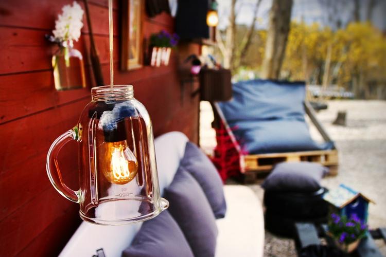 Upcyckling. På det nye loppemarked kan du få tips til, hvordan du ombygger brugte møbler og ting til nye møbler - det er kun fantasien der sætter grænser i upcycling. 
