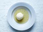 Suppe med is. Hvid chokoladeis kan være rigtig svær at lave, uden at den gryner, men Anne au Chocolat synes, hun har fundet den rigtige form, og den passer rigtig godt sammen med citrusfrugterne i suppen. 