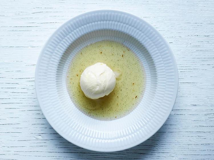 Suppe med is. Hvid chokoladeis kan være rigtig svær at lave, uden at den gryner, men Anne au Chocolat synes, hun har fundet den rigtige form, og den passer rigtig godt sammen med citrusfrugterne i suppen. 
