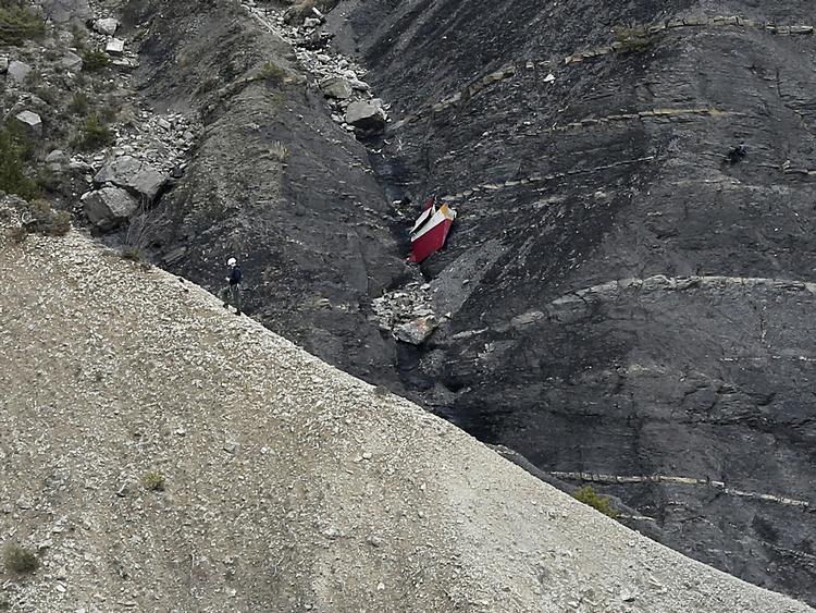 styrt. Sådan så det ud i De Franske Alper efter at et fly fra Germanwings 24. marts bragede mod en bjergsiden med 150 mennesker ombord. 