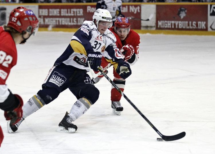 Træner. Herning Blue Fox skifter træner næste sæson. Sønderjyskes succestræner, Mario Simioni tager over i klubben. 