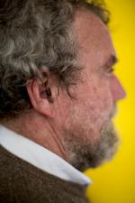 SKJULT. Bittesmå høreapparater godt gemt bag hår er med til at gøre høretab til et usynligt handicap. 