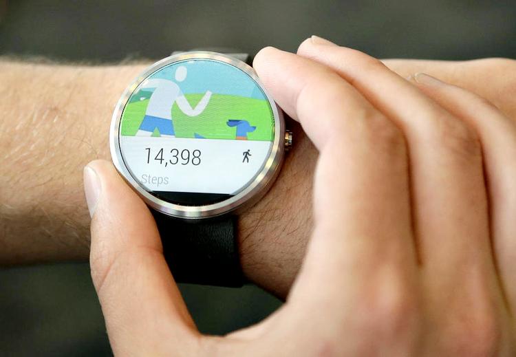 sammenkobling. Mange Android-smarture vil kunne kobles til en iPhone, hvis det lykkes Google at gøre det muligt at bruge deres Android Wear-platform på iOS. Arkivfoto: Jeff Chiu/AP 