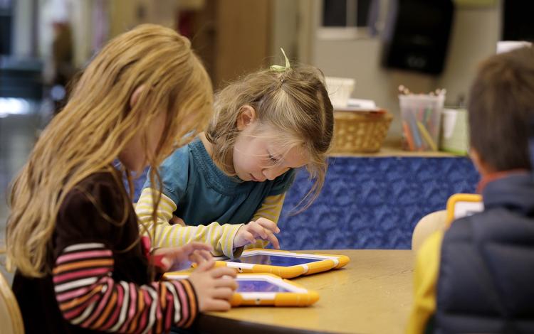 IT-UNDERVISNING. Det blev slet ikke som ventet, da Los Angeles satsede stort på at give skolebørnene iPad-undervisning. Nu vil byen have pengene tilbage fra Apple. (Arkivfoto) 