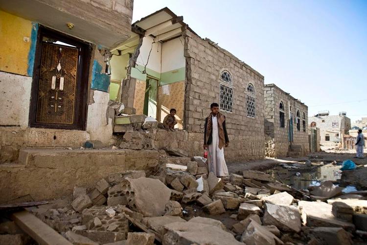 Saudibomber. Håbet om demokrati og frihedsrettigheder i Yemen forsvandt, da saudierne i marts rykkede ind med bomber. Ifølge Siris Hartkorn går Saudi- Arabien ikke længere kun efter militære mål, men har åbent erklæret, at civil infrastruktur såsom madlagre, skoler og hospitaler er legitime mål for bombeangreb, fordi de kan gemme på våben og Houthi-krigere. 