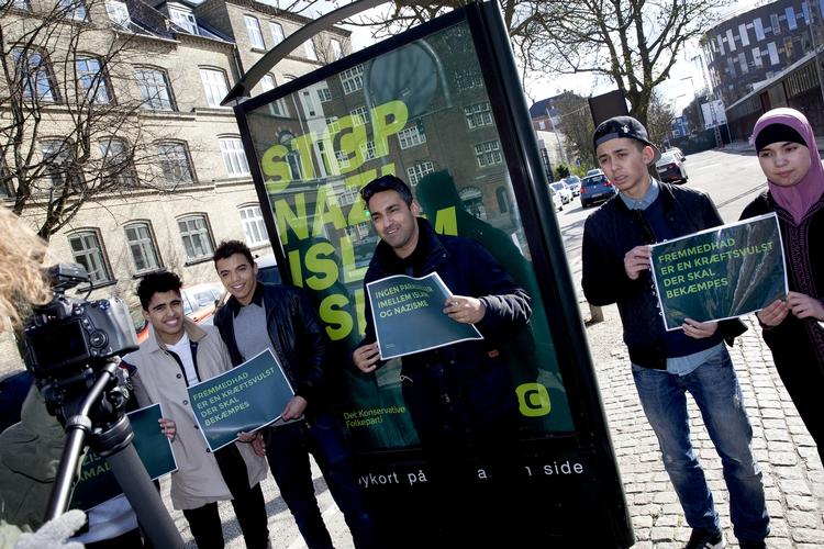 PROTEST. En gruppe utilfredse borgere viste i dag deres utilfreds med de Konservatives Stop Naziislamisme-kampagne, som de mener er unuanceret. 