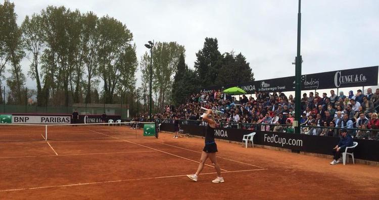 Opbakning. Der var pænt med lokale tilskuere på lægterne i Montenegro, da Danmark og Grækenland spillede Fed Cup. 