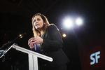Dagpenge. Selvom Lars Løkkke Rasmussen (V) i går erklærede sig villig til at lempe en anelse på dagpengereformen fra 2010, tror Pia Olsen Dyhr, formand for SF, mere på en rød løsning. 