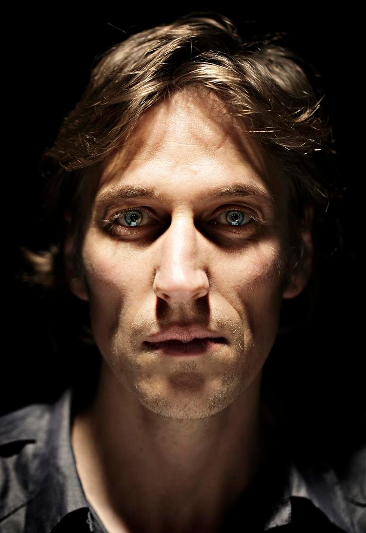 Dukkeforvirring. Christian Lollike fra Dukkepartiet ved ikke, om han skal glæde sig over, at forestillingen lykkedes. Arkivfoto: Martin Bubandt 