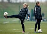 Forskelligt. Cathrine Abel (tv.) mener, det er vigtigt ikke at sammenligne mænd og kvinder, når det kommer til fodbold. I dag spiller hun og holdkammeraterne i Brøndbysemifinale i Champions Leaguemod Frankfurt. Til højre er detSimone Boye Sørensen. 