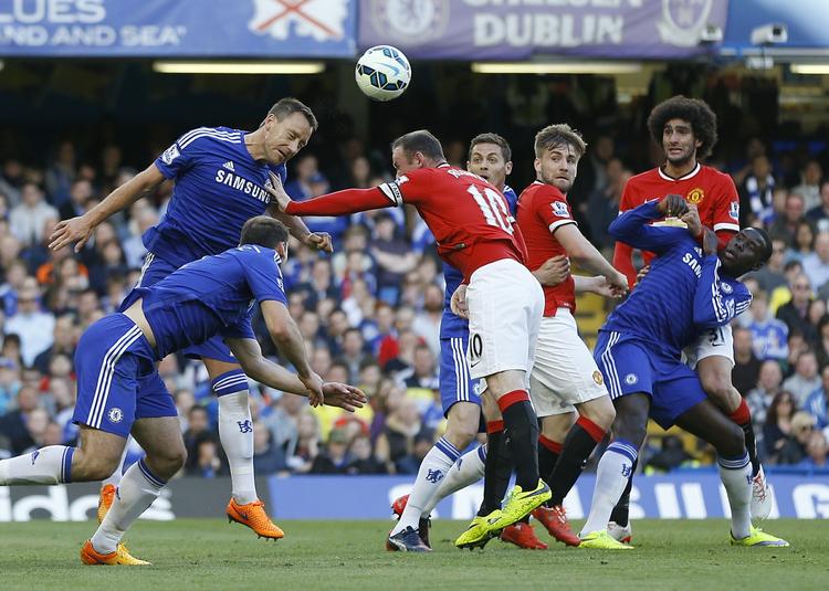 duel. Kampen mellem Chelsea og Manchester United var fuld af nærkampe - som her, hvor John Terry header bolden væk i en duel med Wayne Rooney. Foto: Kirsty Wigglesworth/AP 