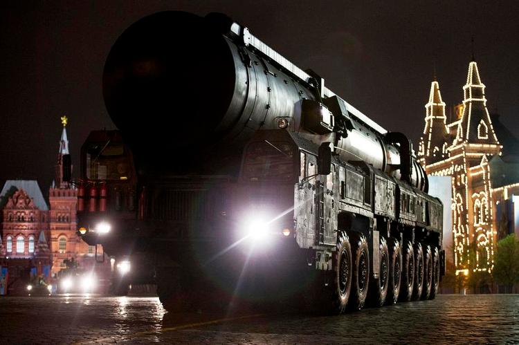Muskler. Rusland viser gerne deres militære styrker frem for offentligheden. Som her under den årlige parade for sejren i Anden Verdenskrig 9. maj sidste år, hvor russernes langtrækkende missil Topol – der kan lastes med kernevåben – blev vist frem på Den Røde Plads i Moskva. Arkivfoto: Pavel Golovkin/AP 
