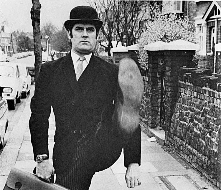 Ha! John Cleese, her som ansat i ministeriet for Gakkede Gangarter. 