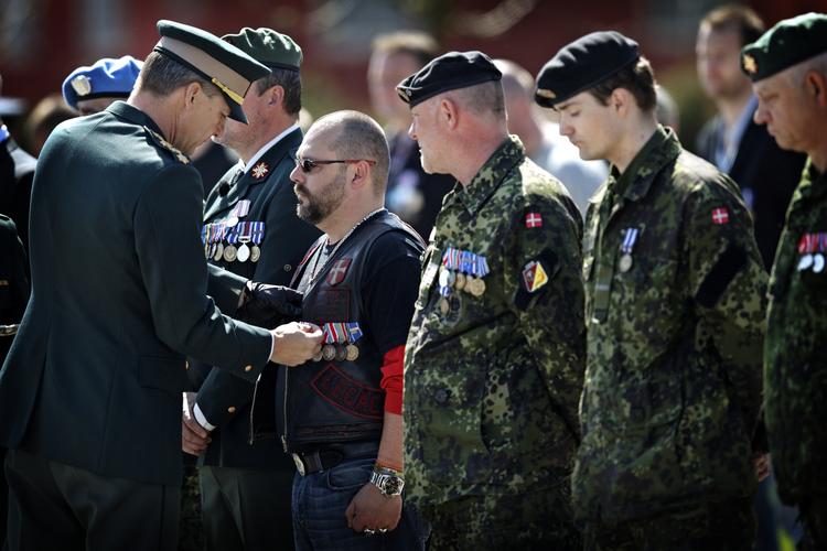 Anerkendt. Her får danske soldater overrakt forsvarets medalje for sårede i tjenesten. 