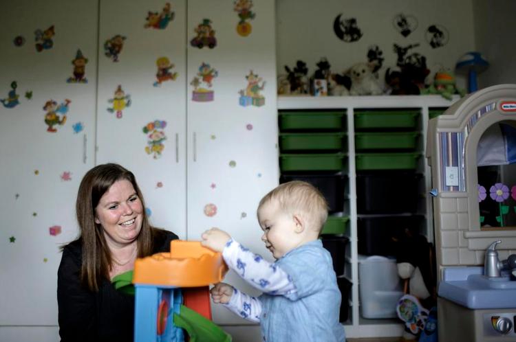 fuldtidsmor. Selv mens Lene Kjær Larsen giver interview om at være solomor, skal hun samtidig være det. Noah kan ikke bare vente, til hun er færdig, og der er ingen anden til at tage sig af ham, så det bliver til flere legepauser, før Lene Kjær Larsen har fået fortalt hele historien. 