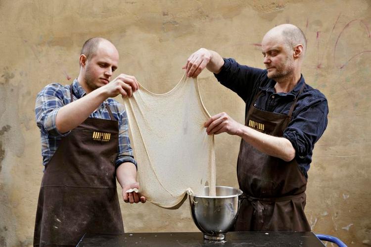 Trukket tyndt. Thomas Steinmann (tv.) og Thomas Koch er ikke så lidt stolte over at kunne trække en 35 procents fuldkornsdej så meget ud. Det viser, at glutenstrukturerne er intakte. 