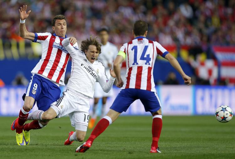 skade. Luka Modric (midt) kommer sandsynligvis ikke i stil for Real Madrid før om seks uger. 