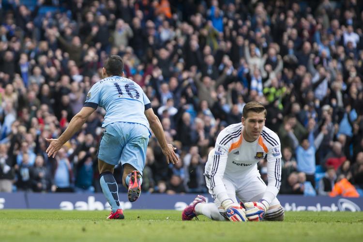 2-0. Manchester Citys Sergio Aguero (tv) scorede det andet mål i sejren over West Ham. 