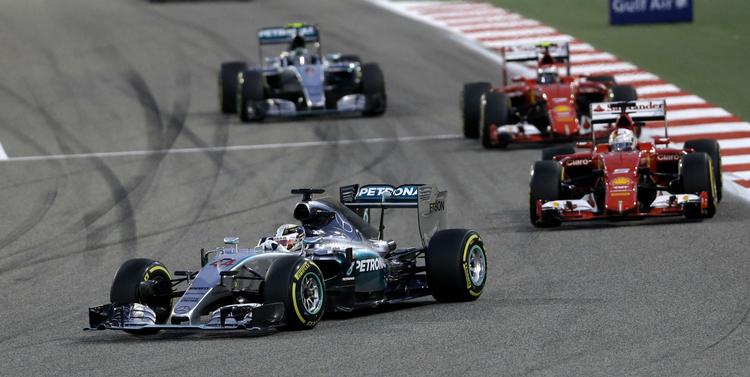suveræn. Mercedes og Lewis Hamilton (forrest) dominerede løbet i Bahrain fra start til slut. 