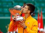 Hjemmesejr. Novak Djokovic træner til daglig på den bane, han i går kunne hejse Monte Carlo-trofæet på. Foto: Claude Paris/AP 