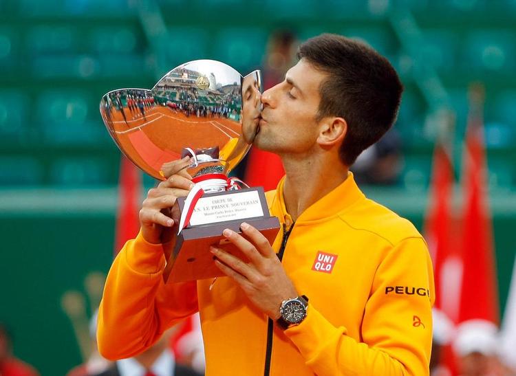 Hjemmesejr. Novak Djokovic træner til daglig på den bane, han i går kunne hejse Monte Carlo-trofæet på. Foto: Claude Paris/AP 