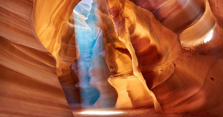 Eventyrligt men farligt. Antekope Canyon i USA består af sandsten, der gennem lang tid er blevet slebet af vand. Det skaber fantastiske farver og former. 