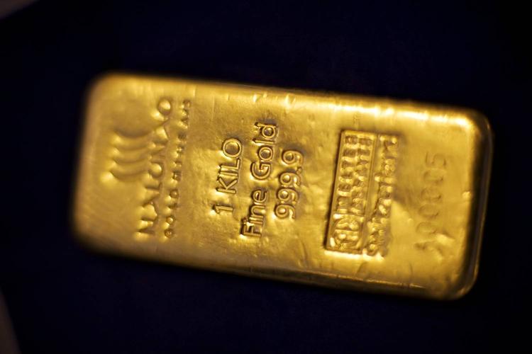 minus. NunaMinerals har fundet guld, men har ikke fået den store jackpot, og det koster penge at holder efterforskningerne i gang.  Denne guldbarre fra Sydgrønland er på størrelse med en stor mobiltelefon. 