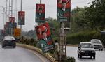 velkommen. Kinas præsident, Xi Jinping, bliver budt velkommen til Islamabad med en vejfuld plakater med portrætter af ham og Pakistans præsident, Mamnnon Hussain og premierministeren, Nawaz Sharif. 