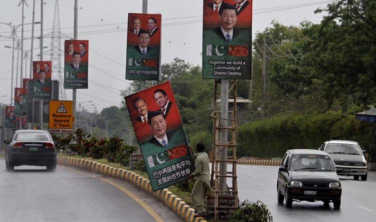 velkommen. Kinas præsident, Xi Jinping, bliver budt velkommen til Islamabad med en vejfuld plakater med portrætter af ham og Pakistans præsident, Mamnnon Hussain og premierministeren, Nawaz Sharif. 
