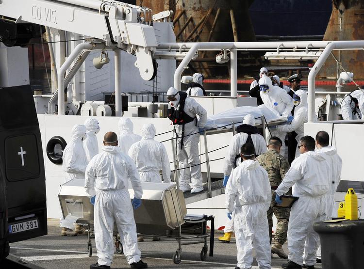 Druknet. En af de omkomne flygtninge bliver båret i land i Maltas hovedstad, Valletta. Det er den italienske kystvagt, som står for den barske opgave. 