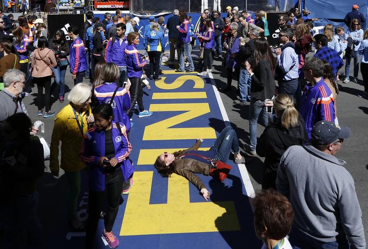 løb. Der er linet op til maraton i Bostons gader. Her har en kvinde smidt sig på målstregen. 