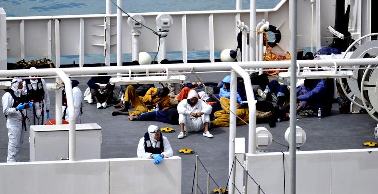 Forlis.Et enkelt vidne taler om helt op mod 950 personer. På billedet er det overlevende, der er bragt til Italiens kyst. 