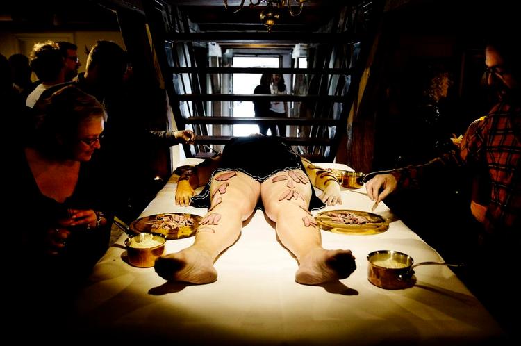 Velbekomme. Helle Pilar-Larsen agerede serveringsfad for gæsterne ved totalforestillingen 'Det store ædegilde' - film og spisning til kvalmegrænsen. 